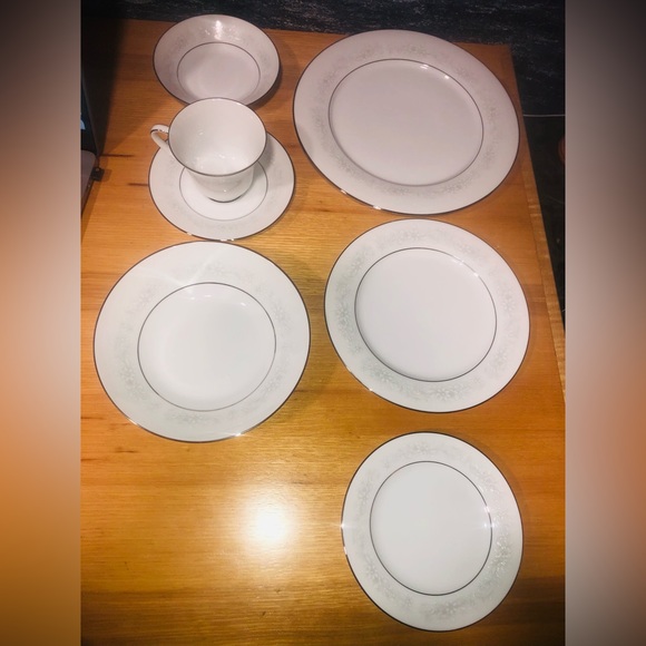 7 Piece Set Noritake Cumberland 2225 Silver Trim White Flowers China - Picture 4 of 10